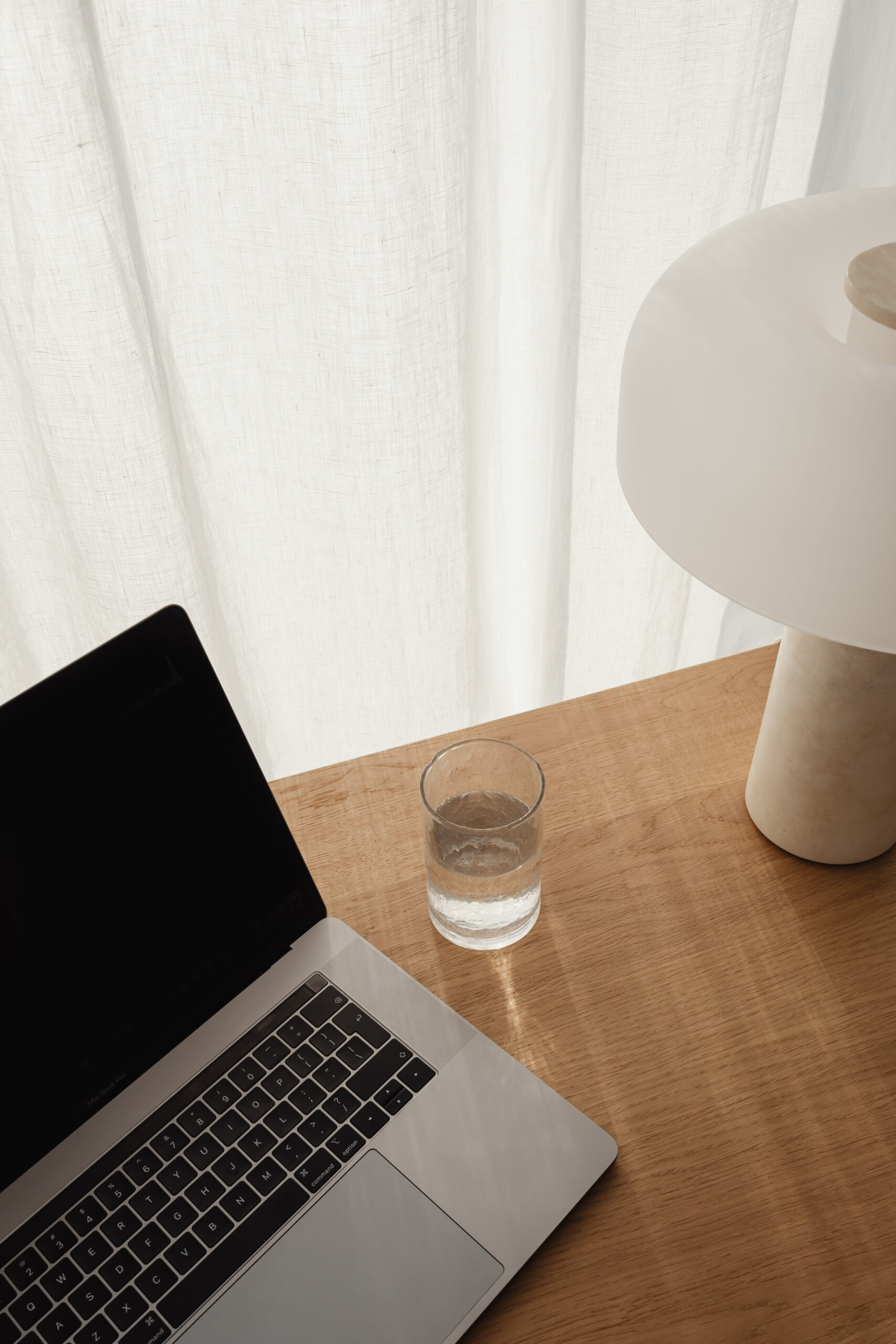 kaboompics_travertine-lamp-glass-of-water-29151